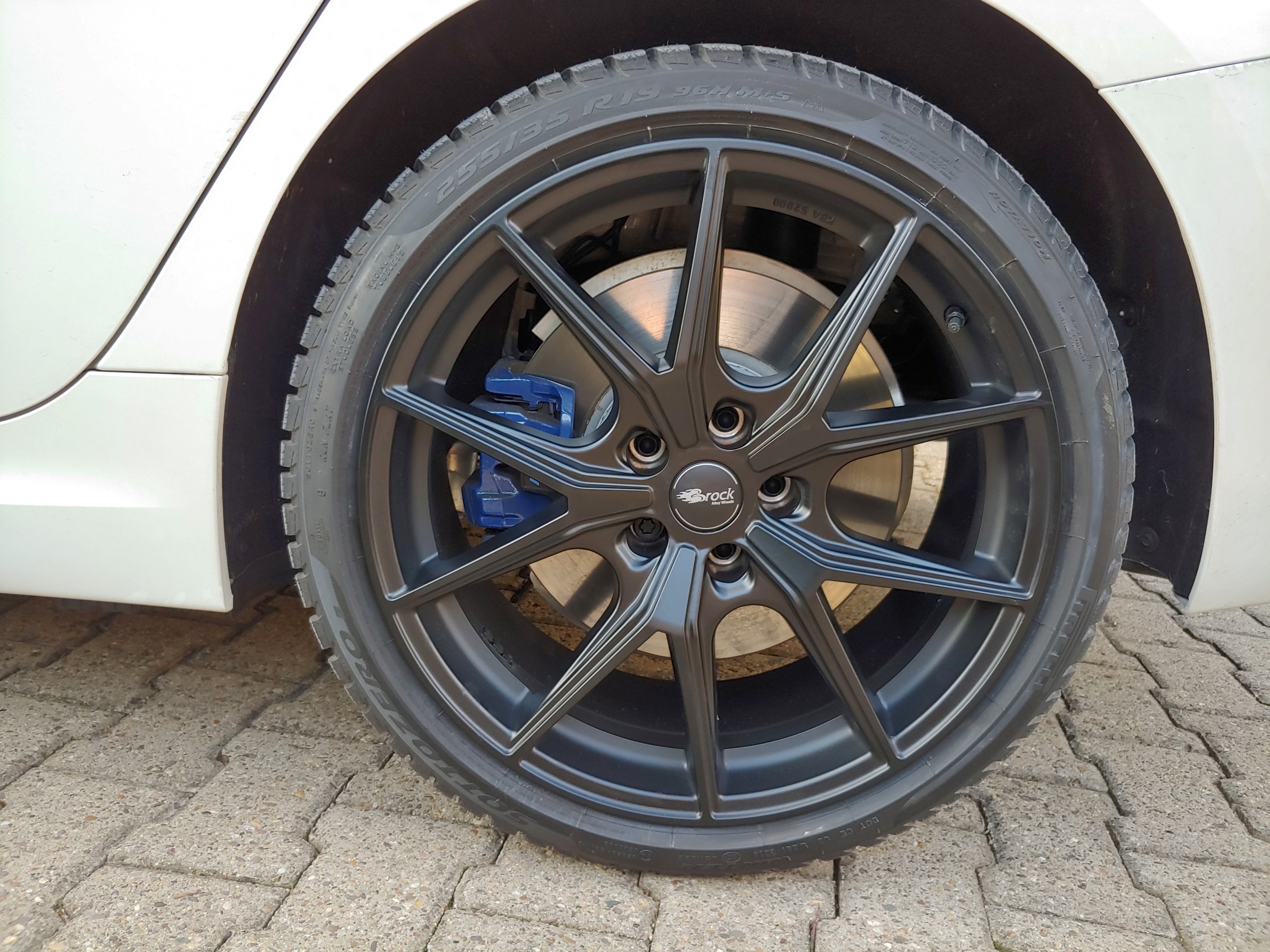 Brock B40 Satin Black Matt 19 Zoll in Mischbereifung auf 330e Touring G21