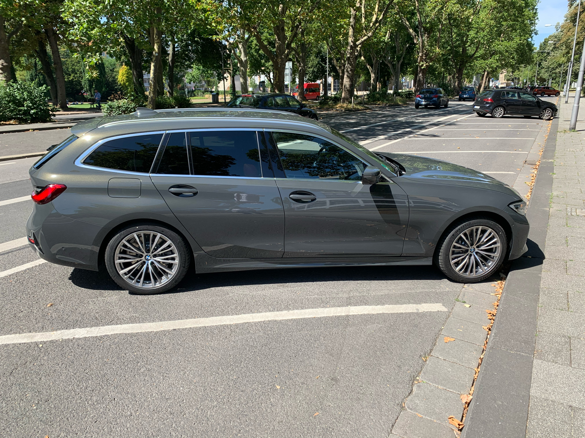 330d Luxury Line, Dravitgrau - Seitenansicht mit Sommerrädern