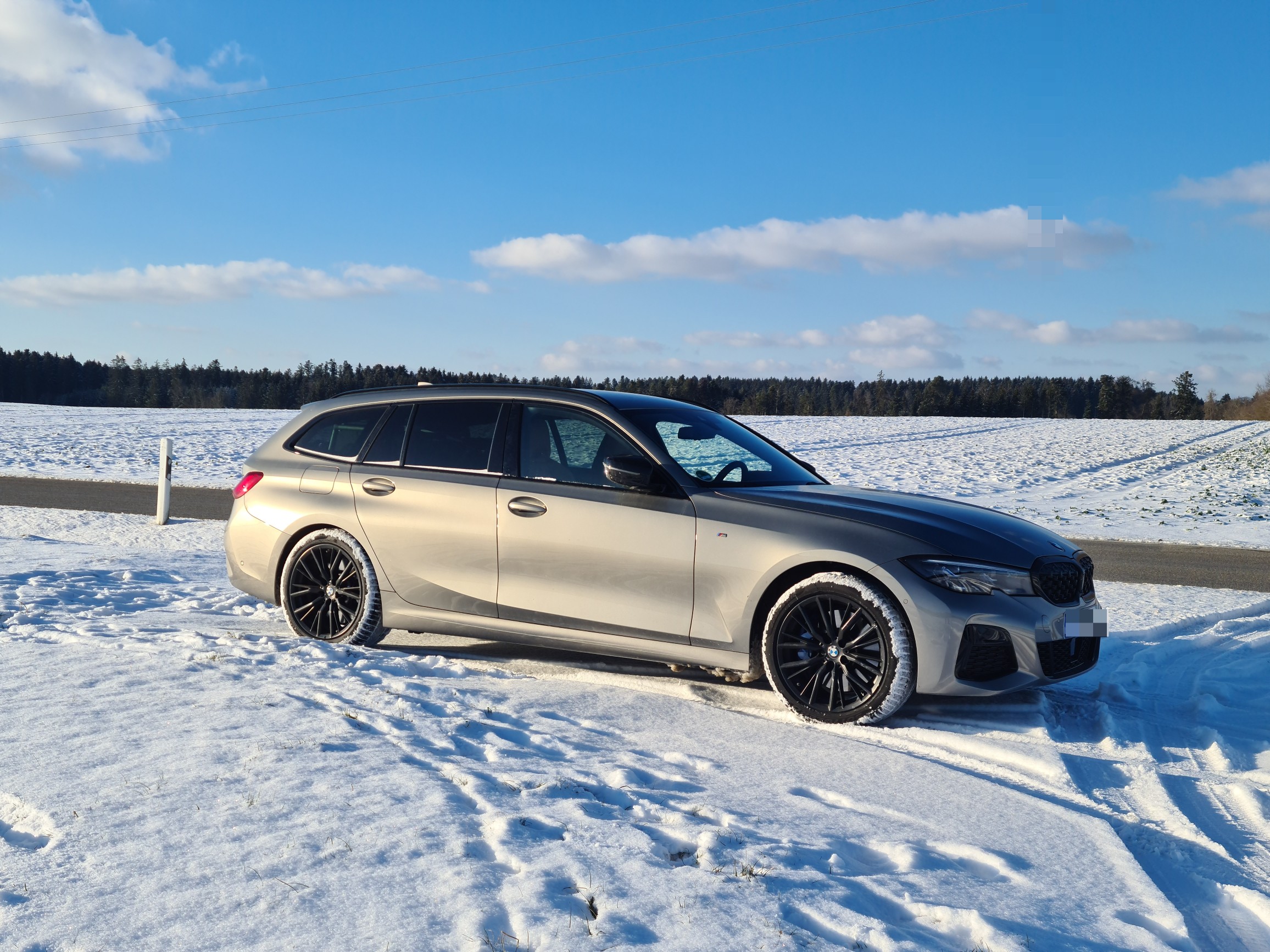 Oxidgrauer G21 M340i in Sonne und Schnee