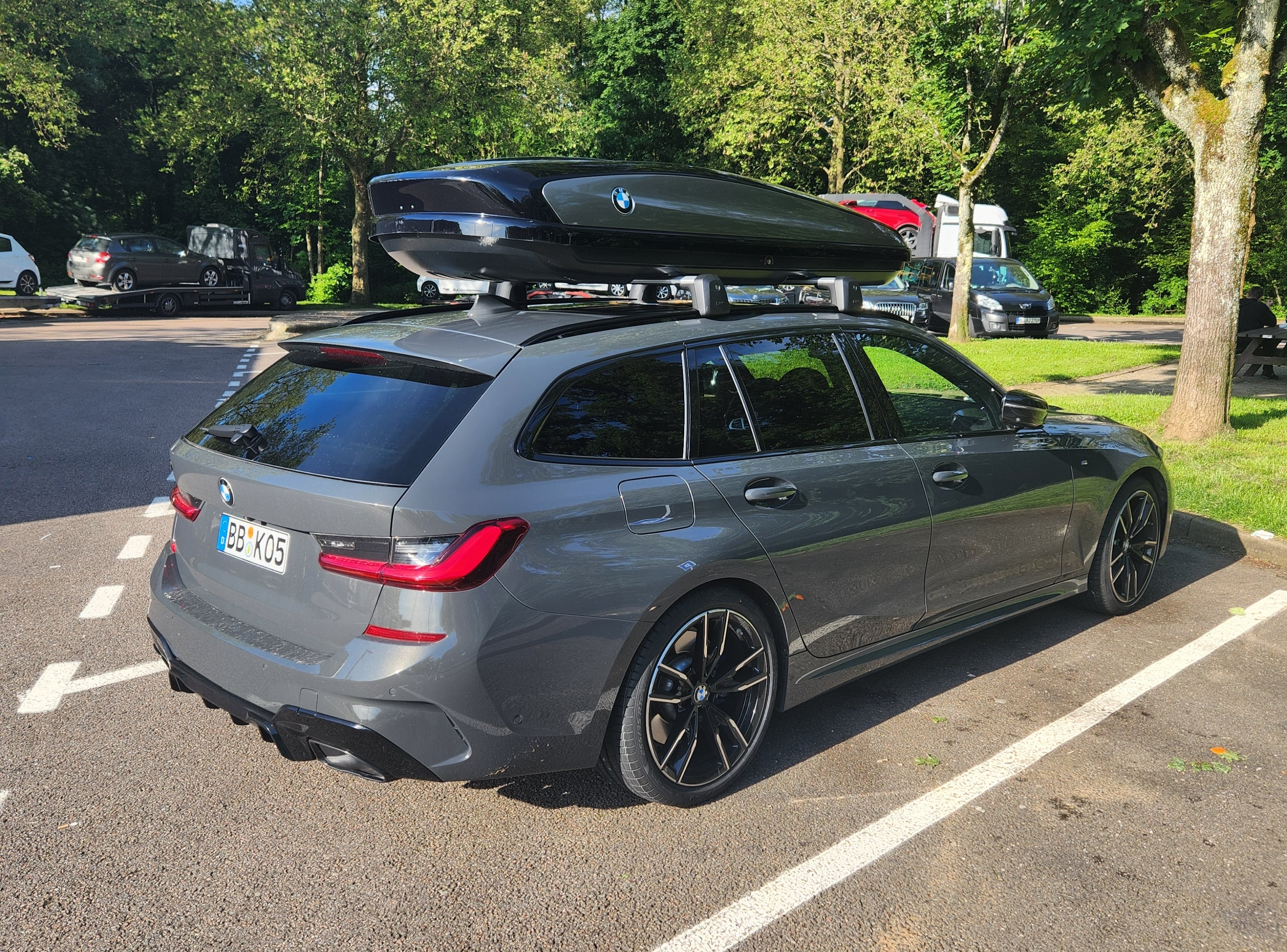 Mein Dicker jetzt mit neuen M792 bicolor (Jetblack / glanzgedreht) und 520l BMW Dachbox :)