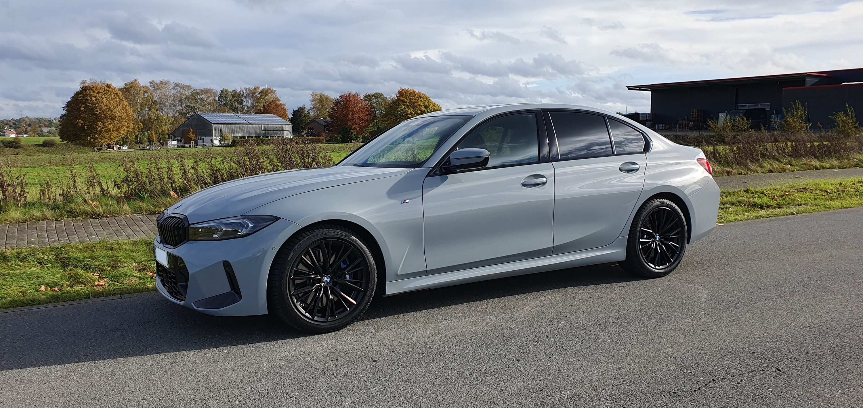 G20 LCI Brooklyn Grau mit Winterreifen auf BMW 796 M jet black