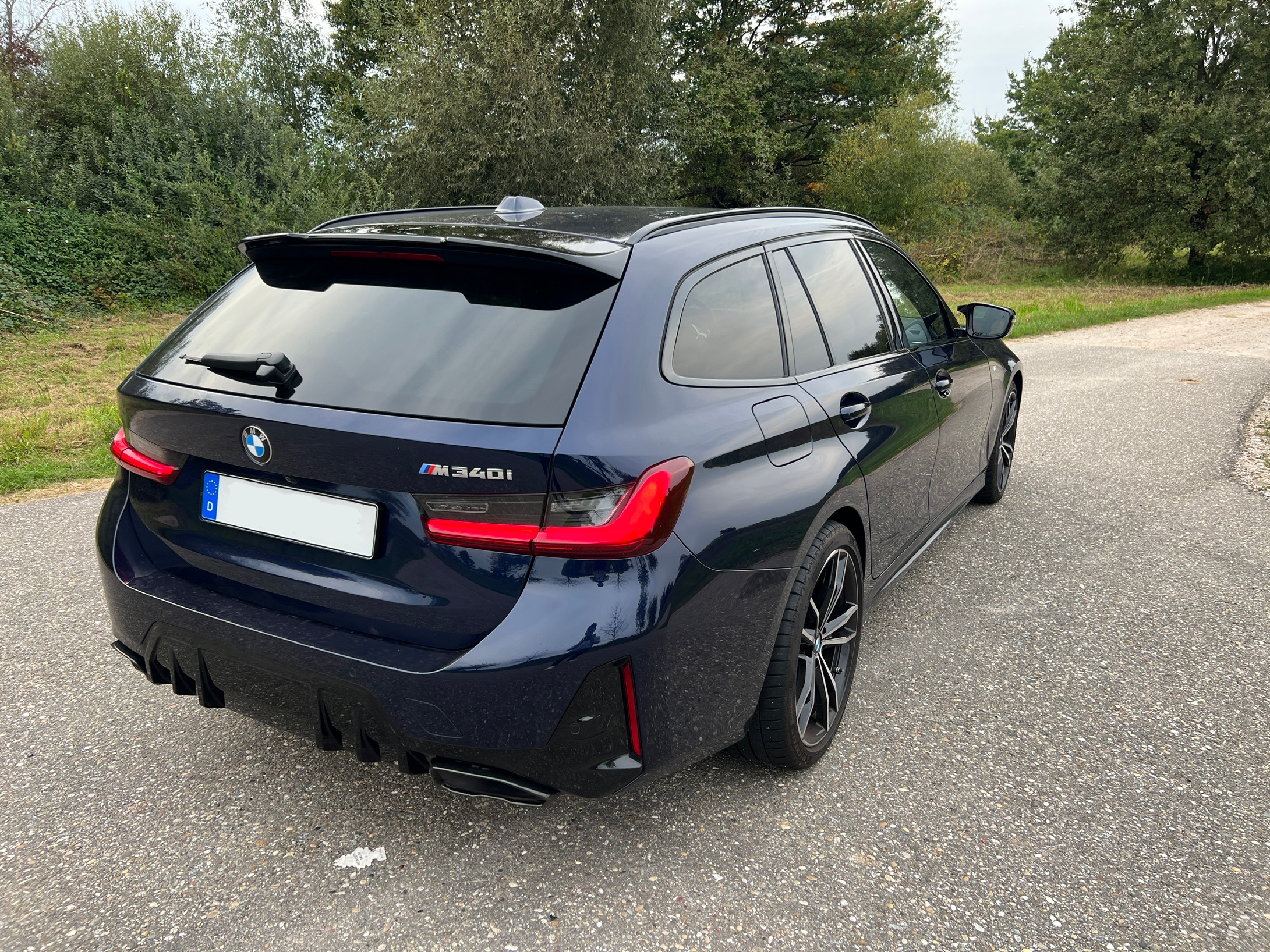 Tansanitblau M340i Performance Dachkantenspoiler 15mm DS pro Rad an der HA