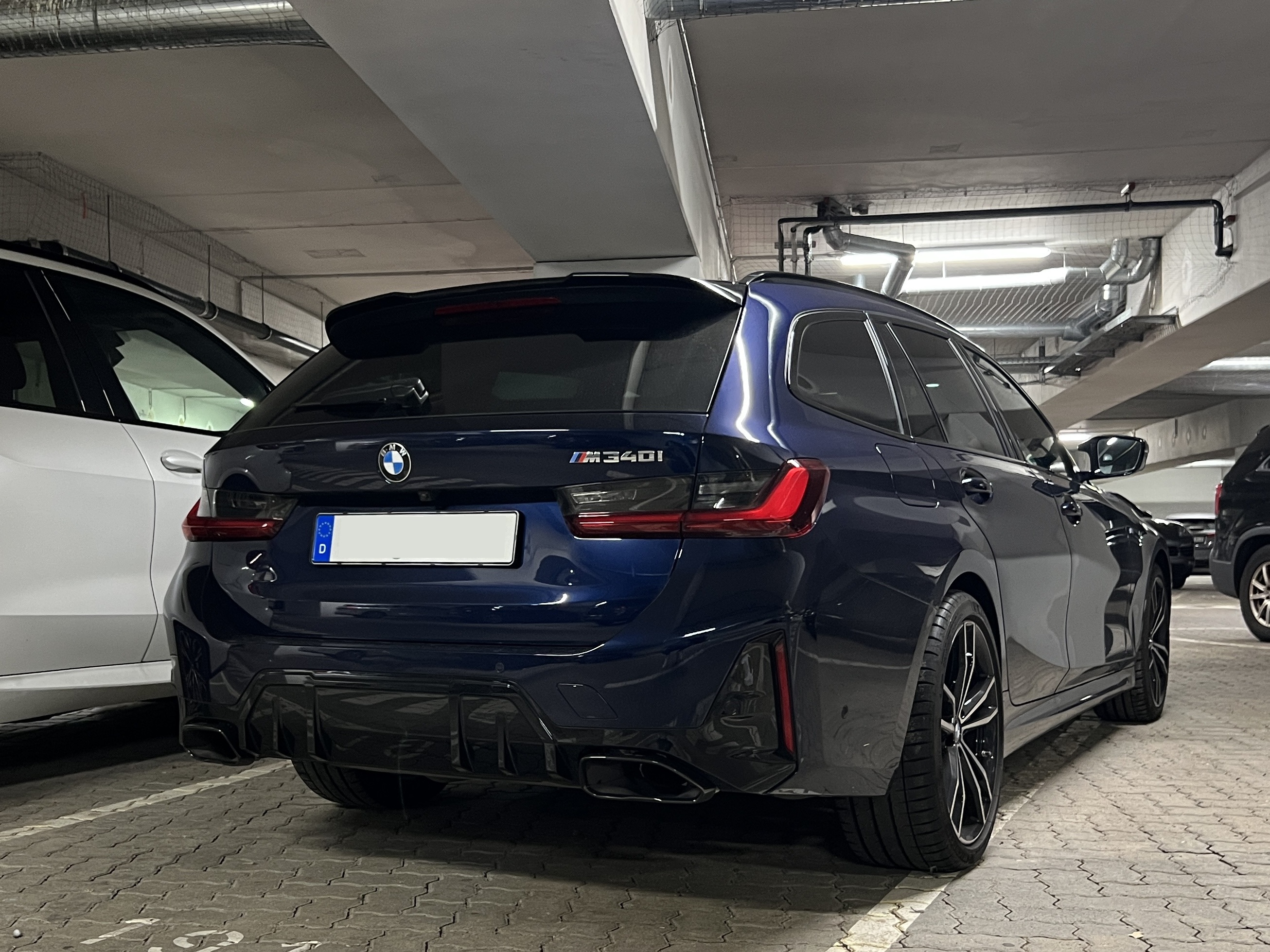 M340i Touring - Tansanitblau mit Performance Dachkantenspoiler