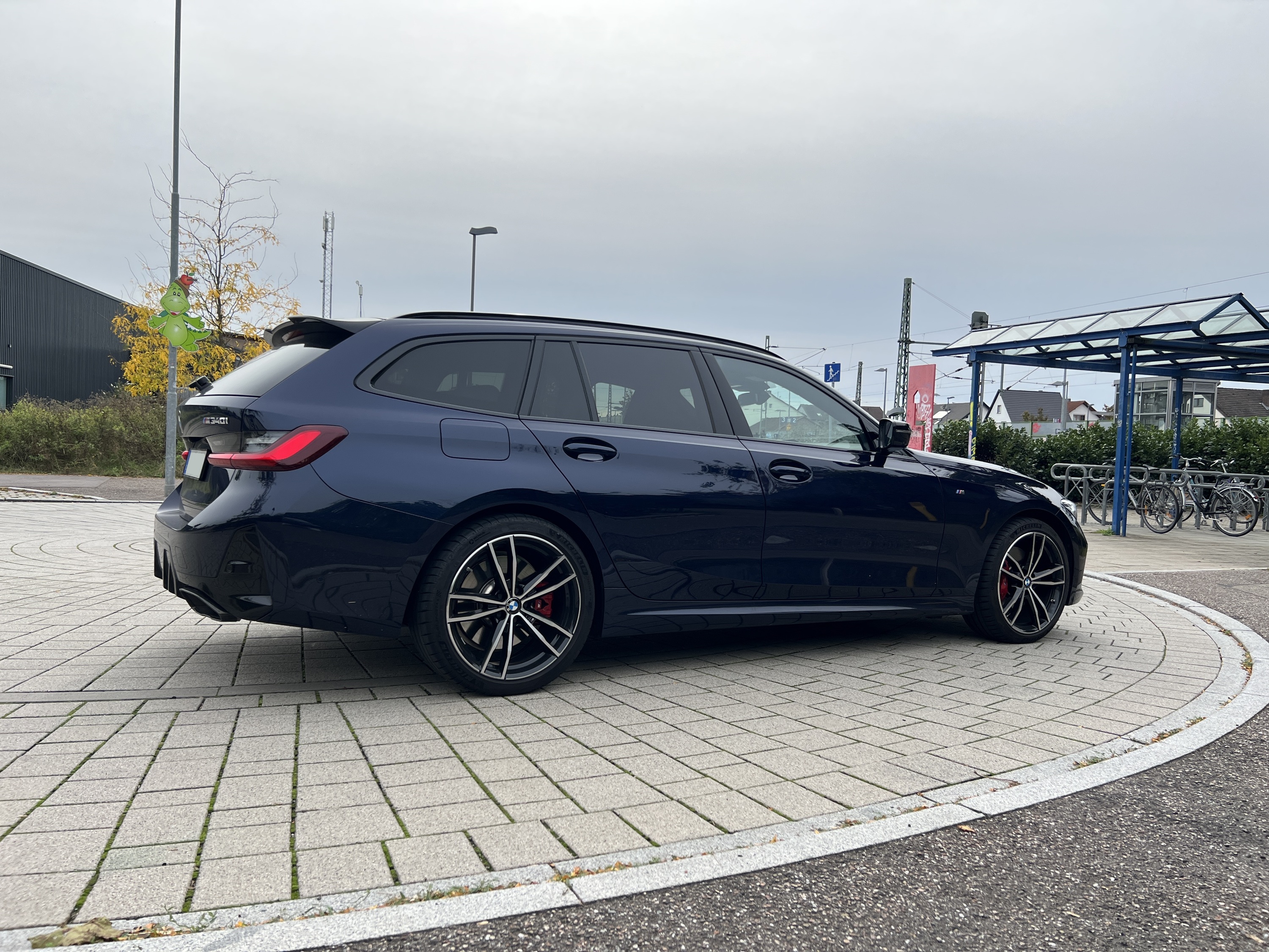 M340i Touring - Tansanitblau mit Performance Dachkantenspoiler