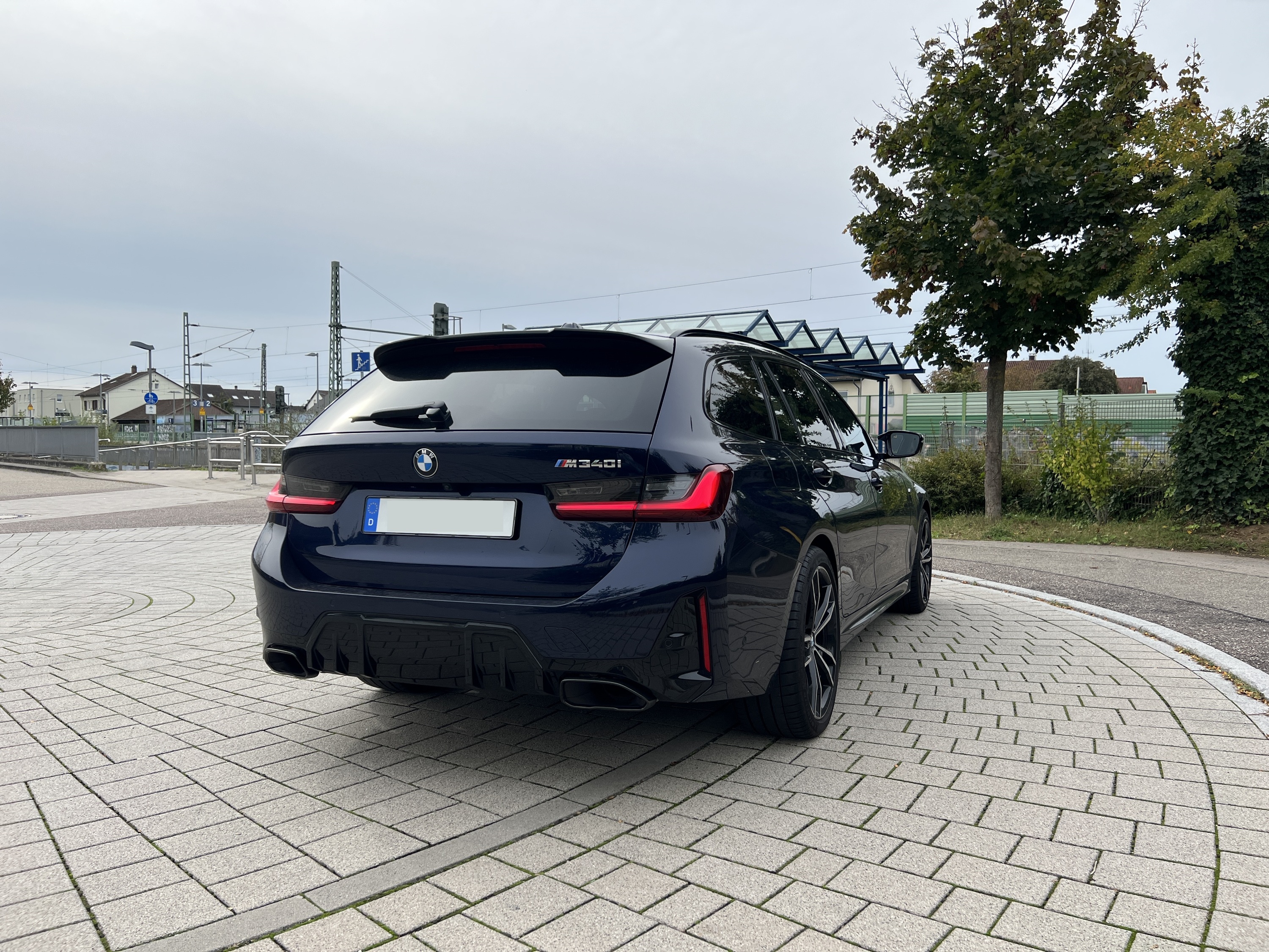 M340i Touring - Tansanitblau mit Performance Dachkantenspoiler