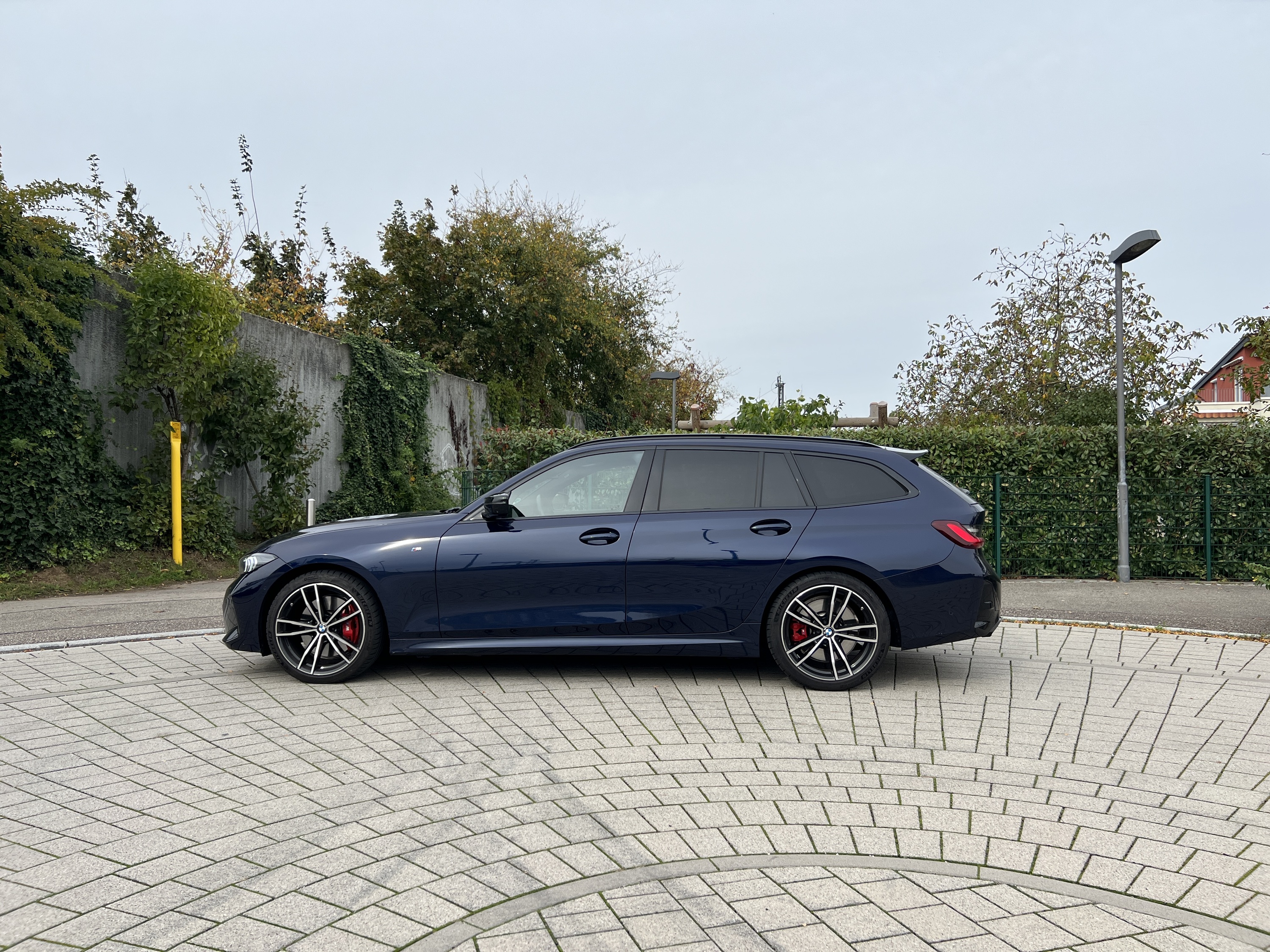 M340i Touring - Tansanitblau mit Performance Dachkantenspoiler