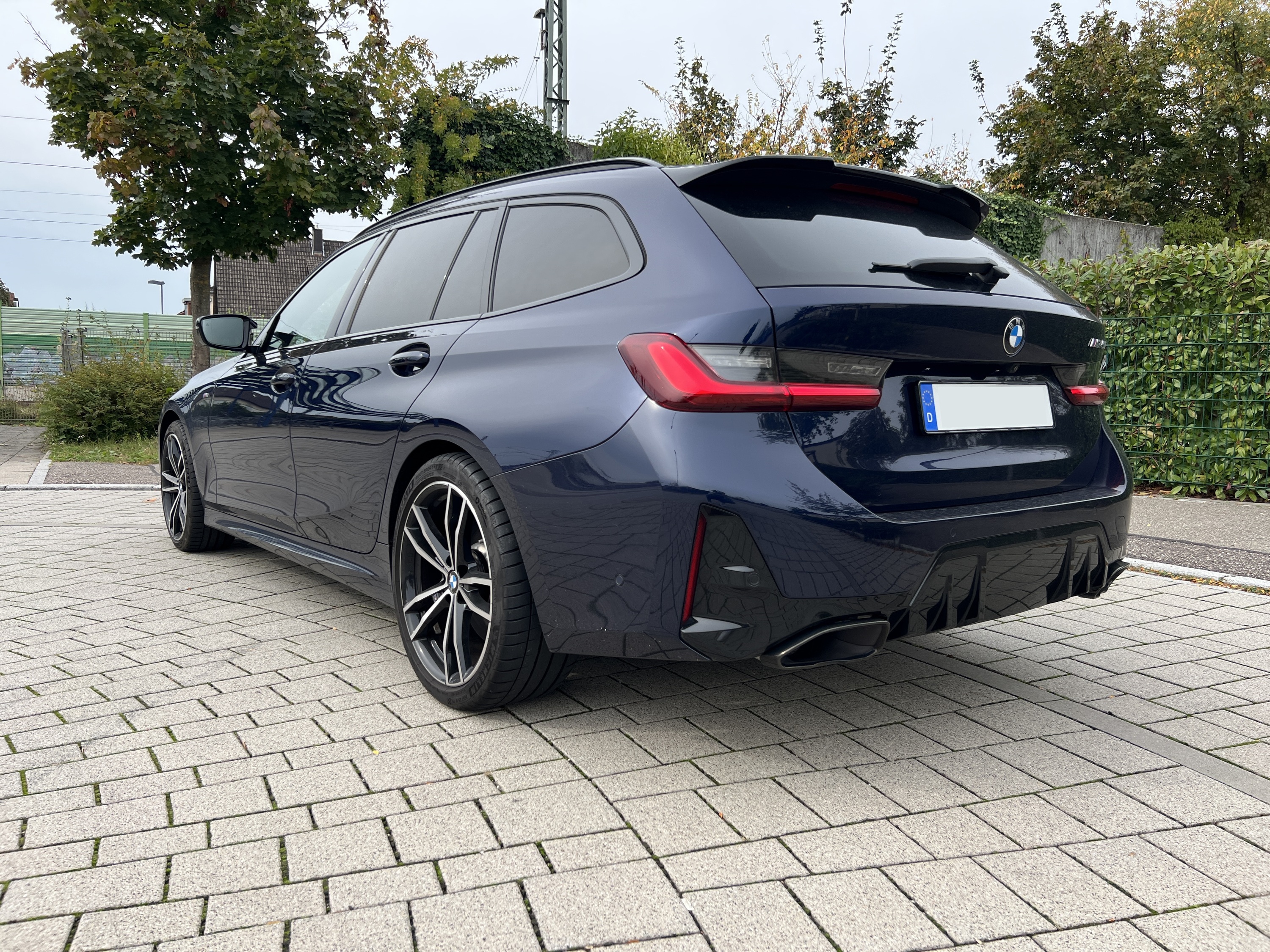 M340i Touring - Tansanitblau mit Performance Dachkantenspoiler