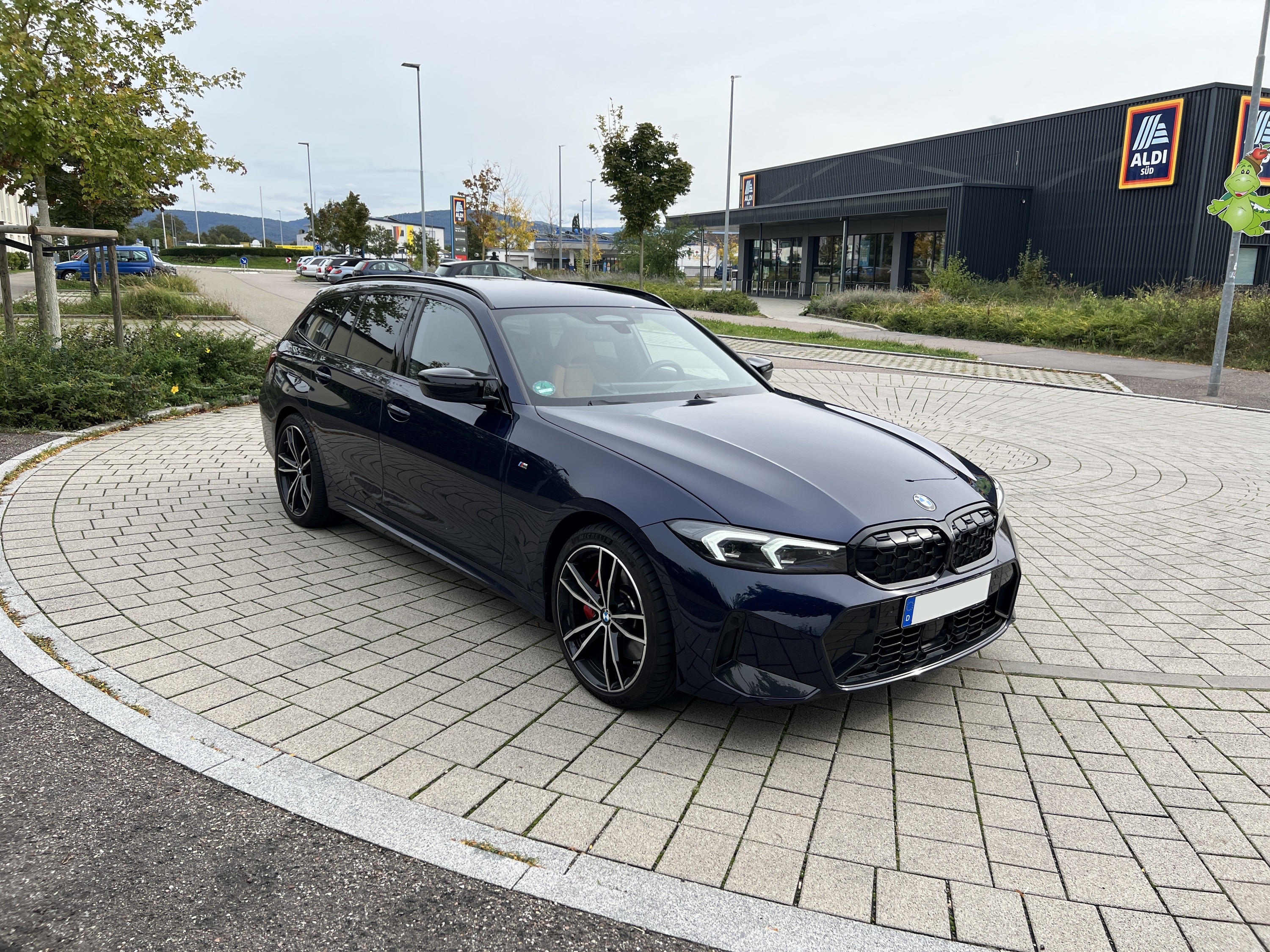 M340i Touring - Tansanitblau mit Performance Dachkantenspoiler